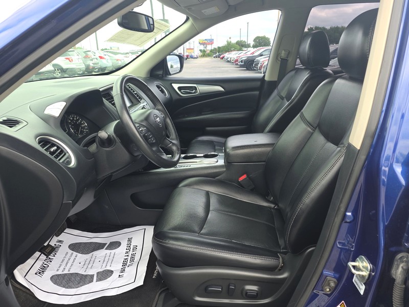 Nissan Pathfinder Vehicle Full-screen Gallery Image 9