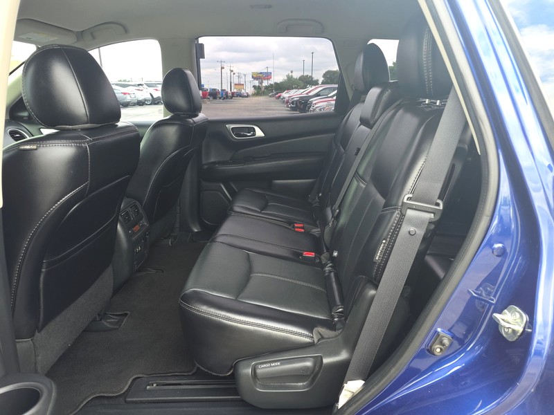Nissan Pathfinder Vehicle Full-screen Gallery Image 10