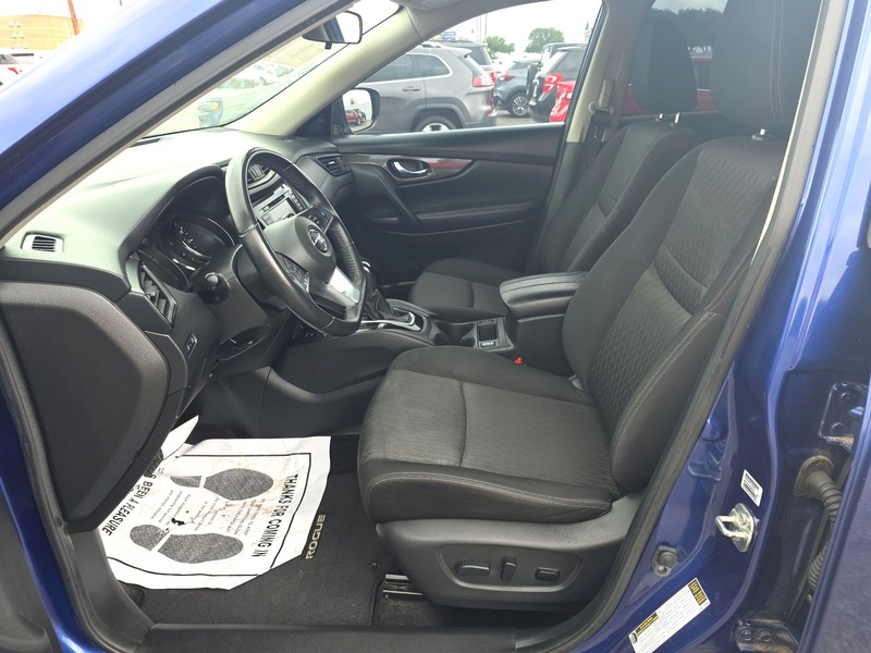 Nissan Rogue Vehicle Full-screen Gallery Image 09