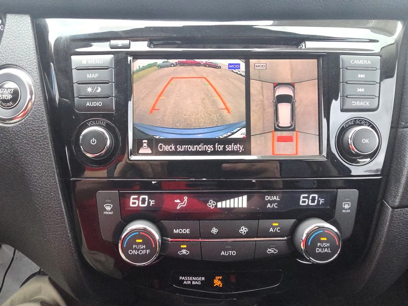 Nissan Rogue Vehicle Full-screen Gallery Image 17