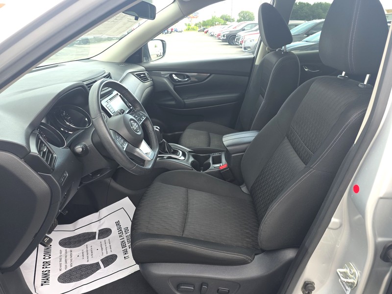 Nissan Rogue Vehicle Full-screen Gallery Image 9