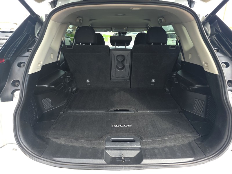 Nissan Rogue Vehicle Full-screen Gallery Image 11