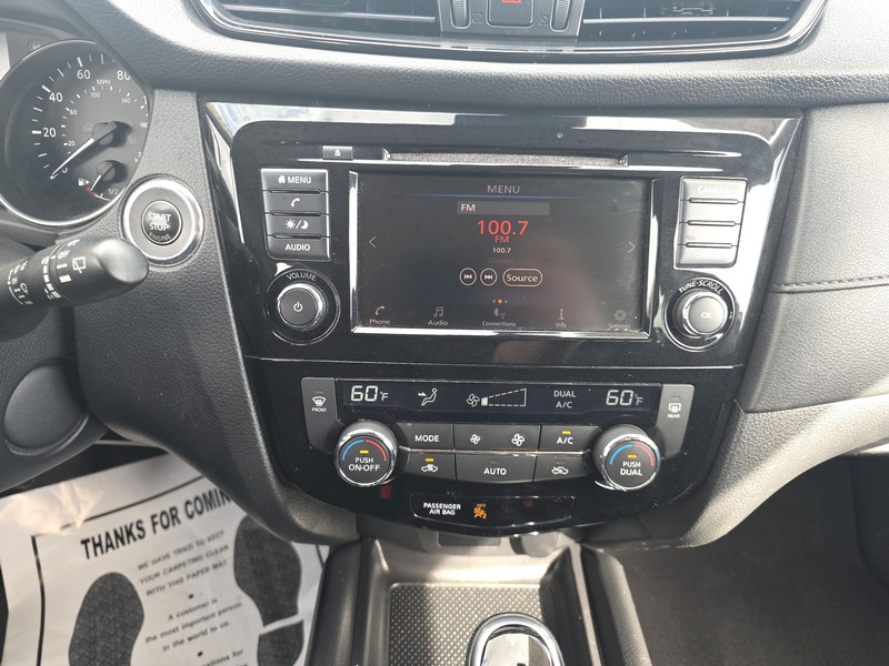 Nissan Rogue Vehicle Full-screen Gallery Image 12
