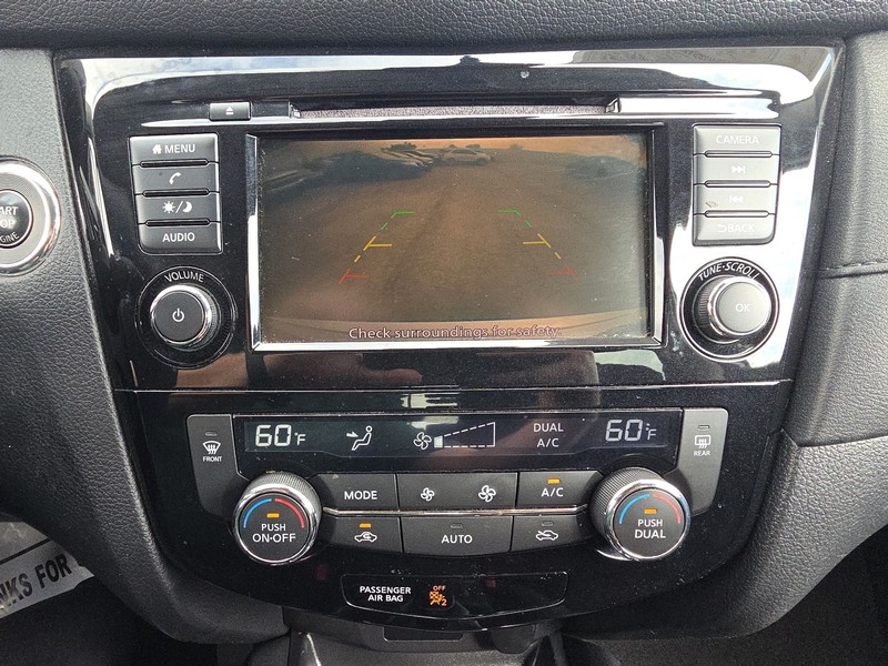 Nissan Rogue Vehicle Full-screen Gallery Image 17