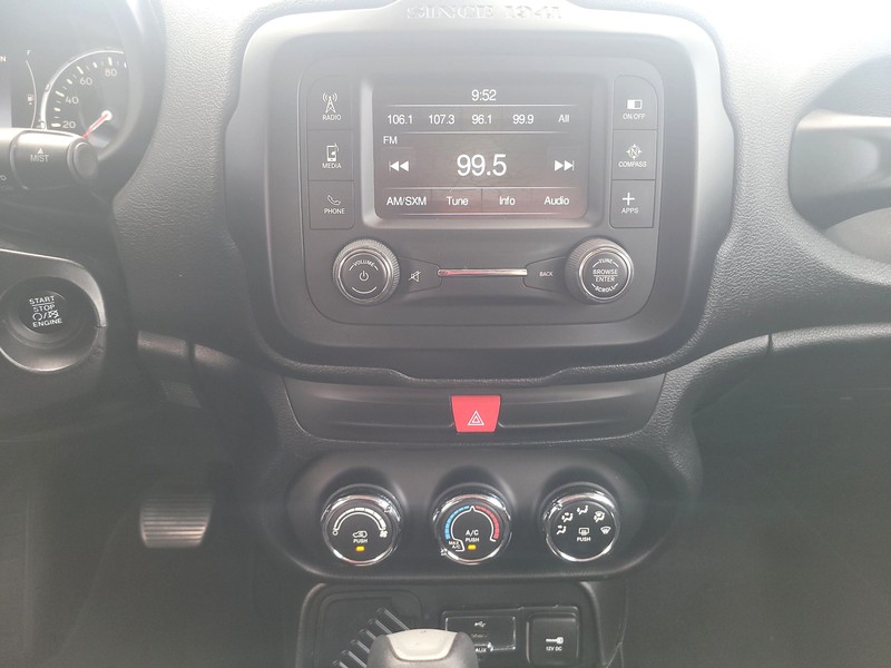 Jeep Renegade Vehicle Full-screen Gallery Image 12