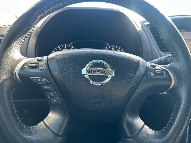 Nissan Pathfinder Vehicle Full-screen Gallery Image 11
