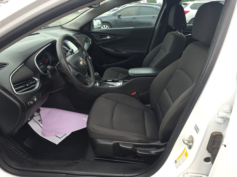 Chevrolet Malibu Vehicle Full-screen Gallery Image 9