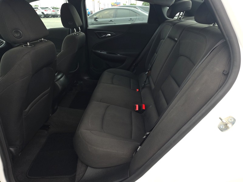 Chevrolet Malibu Vehicle Full-screen Gallery Image 10