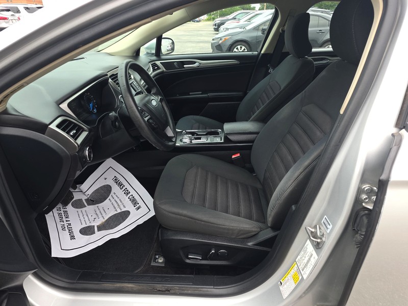 Ford Fusion Vehicle Full-screen Gallery Image 9
