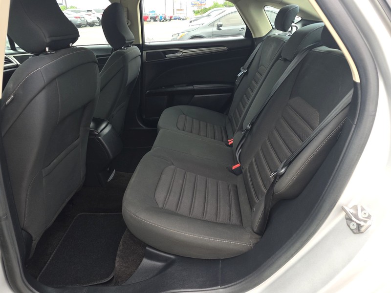 Ford Fusion Vehicle Full-screen Gallery Image 10