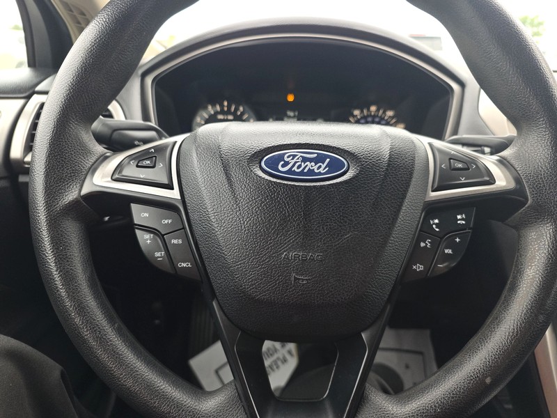 Ford Fusion Vehicle Full-screen Gallery Image 13