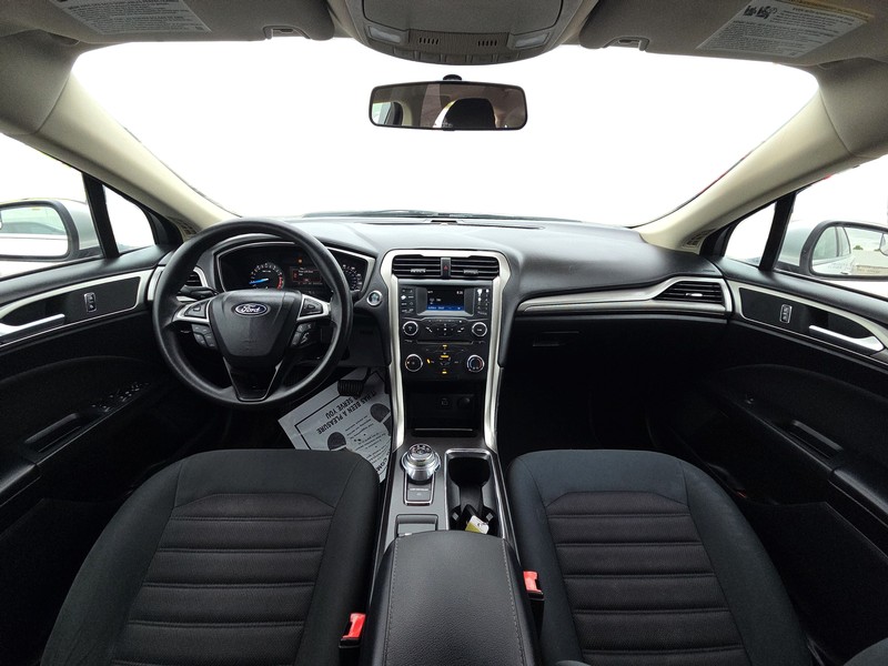Ford Fusion Vehicle Full-screen Gallery Image 14