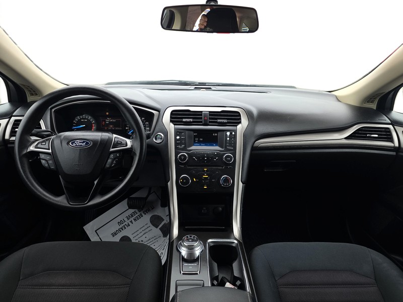 Ford Fusion Vehicle Full-screen Gallery Image 15