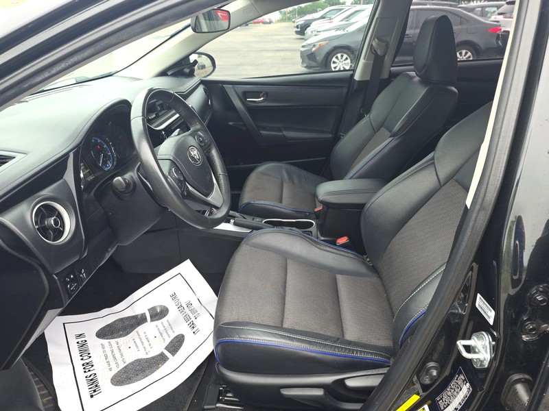 Toyota Corolla Vehicle Full-screen Gallery Image 9