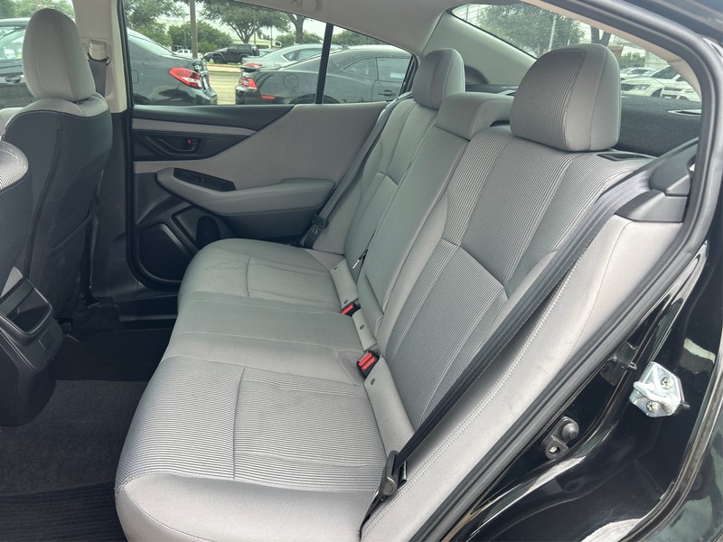 Subaru Legacy Vehicle Full-screen Gallery Image 09