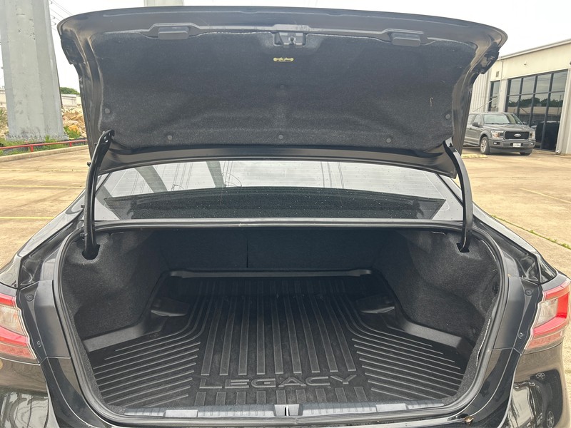 Subaru Legacy Vehicle Full-screen Gallery Image 10