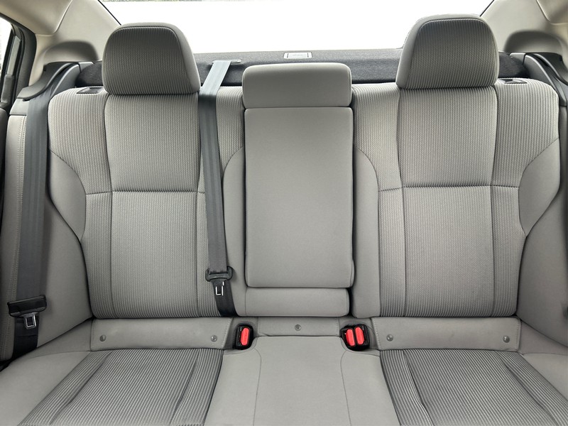 Subaru Legacy Vehicle Full-screen Gallery Image 12