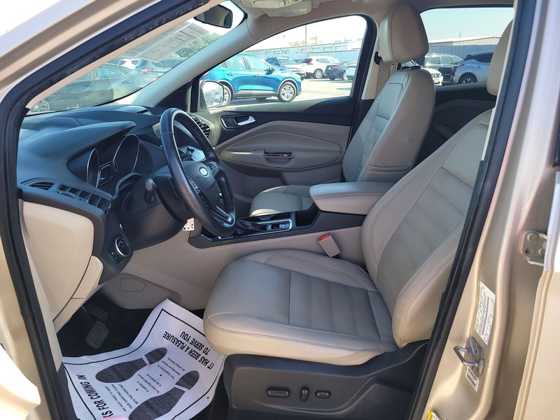 Ford Escape Vehicle Full-screen Gallery Image 9