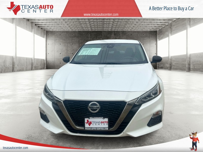 Nissan Altima Vehicle Full-screen Gallery Image 3