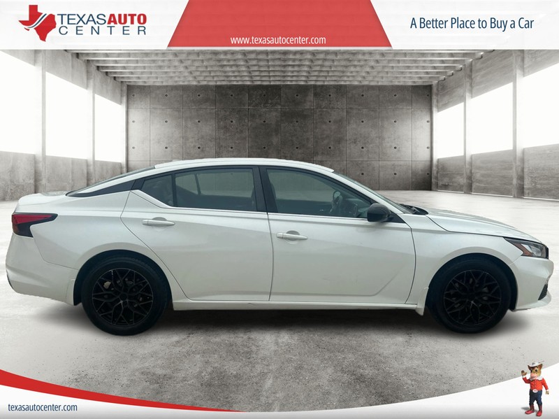 Nissan Altima Vehicle Full-screen Gallery Image 4