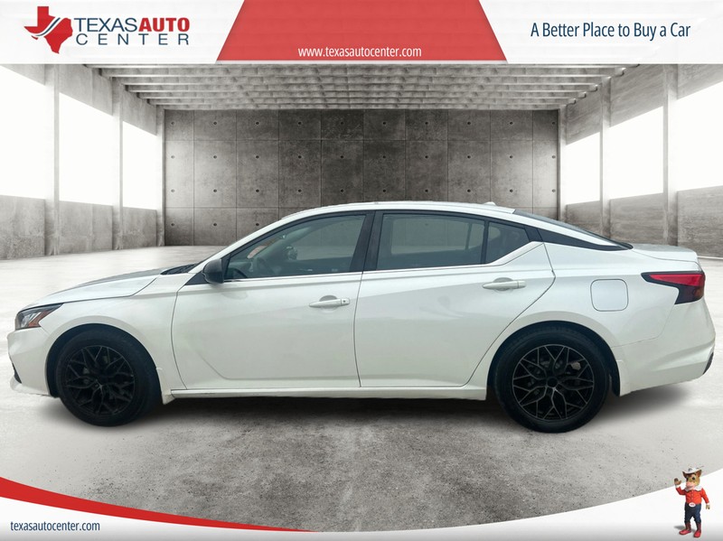 Nissan Altima Vehicle Full-screen Gallery Image 5