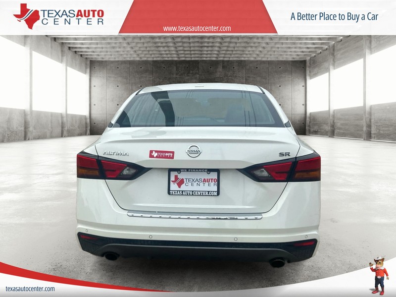 Nissan Altima Vehicle Full-screen Gallery Image 6