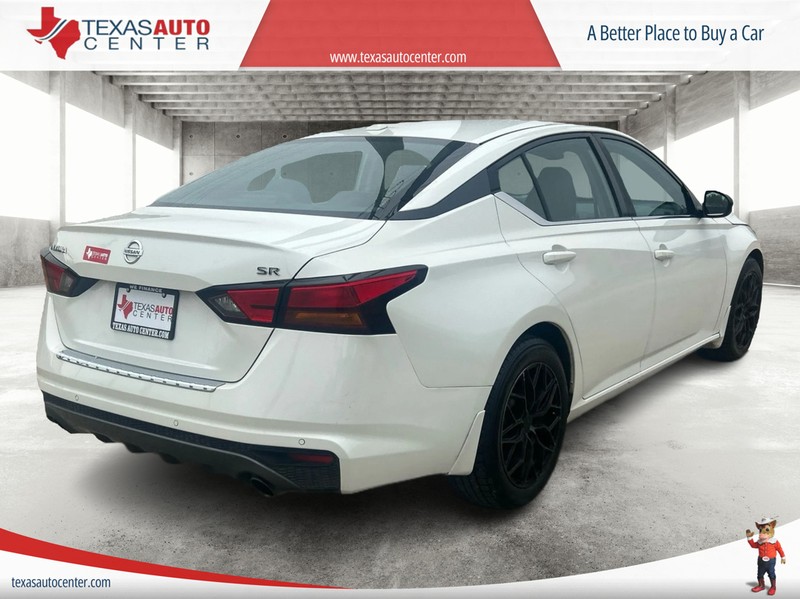 Nissan Altima Vehicle Full-screen Gallery Image 7