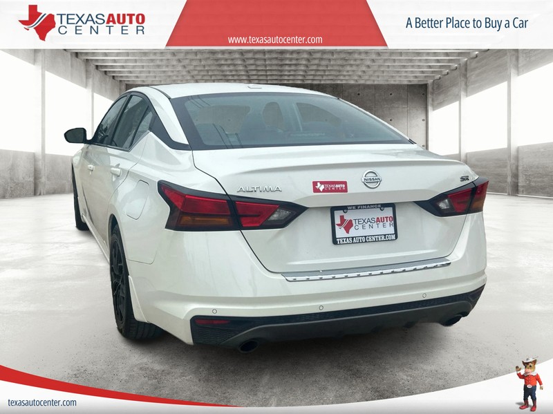 Nissan Altima Vehicle Full-screen Gallery Image 8