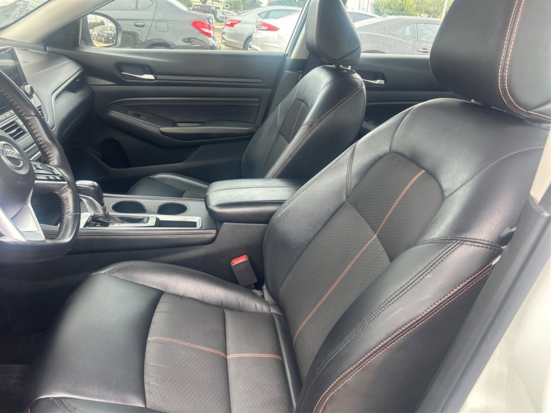Nissan Altima Vehicle Full-screen Gallery Image 9