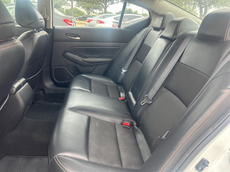 Nissan Altima Vehicle Full-screen Gallery Image 10