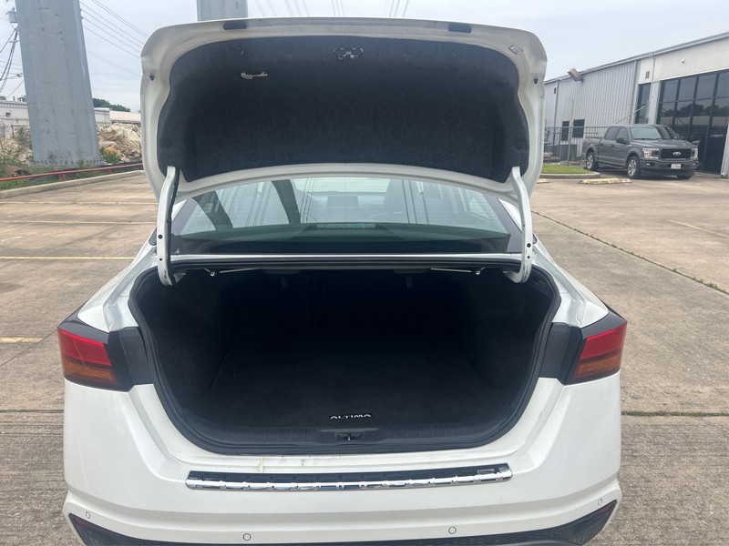 Nissan Altima Vehicle Full-screen Gallery Image 11