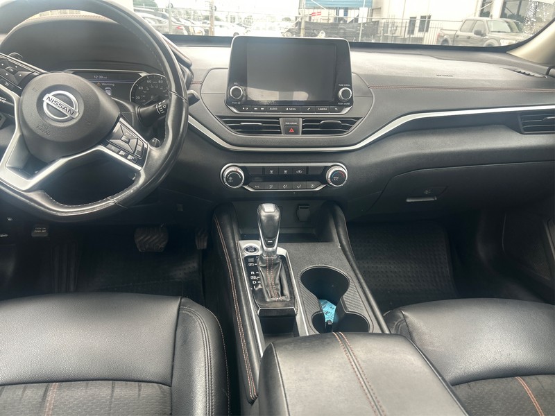 Nissan Altima Vehicle Full-screen Gallery Image 12