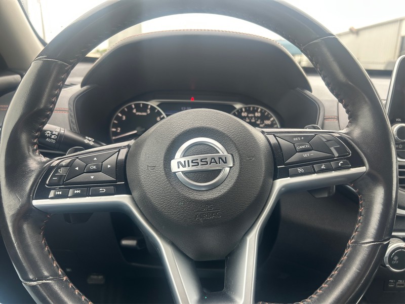 Nissan Altima Vehicle Full-screen Gallery Image 14