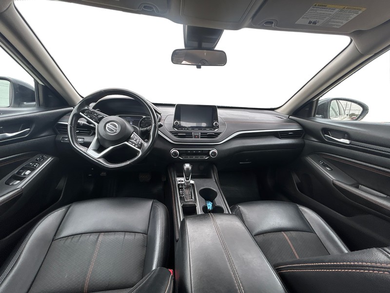 Nissan Altima Vehicle Full-screen Gallery Image 15