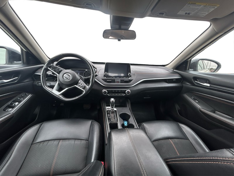 Nissan Altima Vehicle Full-screen Gallery Image 16