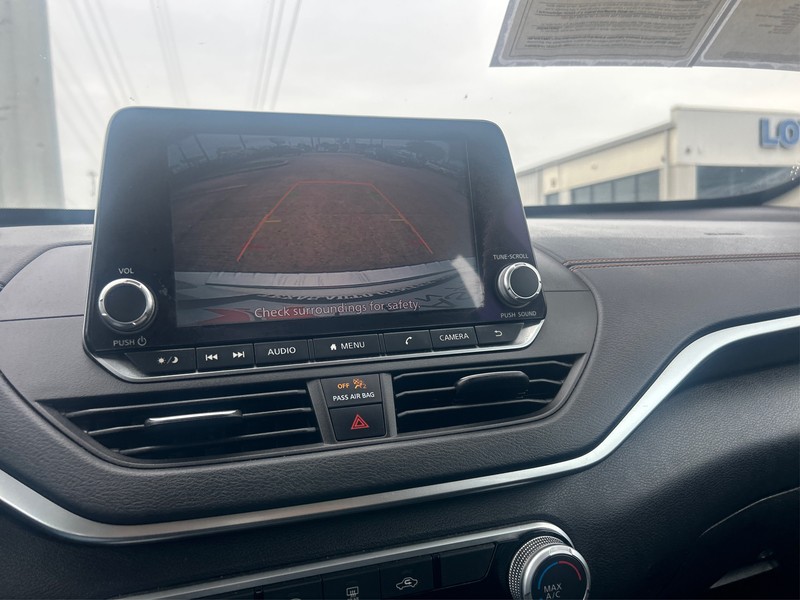 Nissan Altima Vehicle Full-screen Gallery Image 17