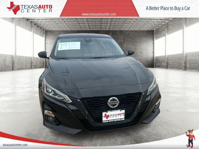 Nissan Altima Vehicle Full-screen Gallery Image 2
