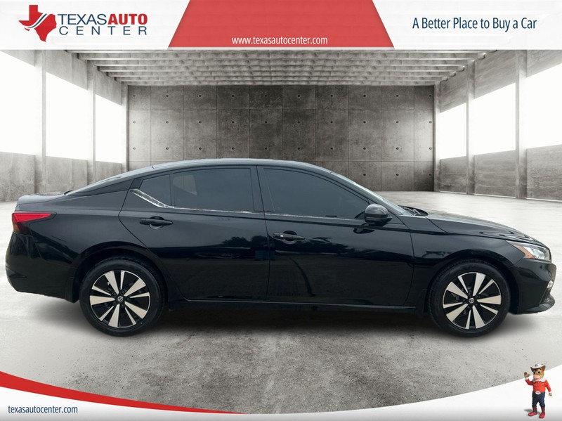 Nissan Altima Vehicle Full-screen Gallery Image 3