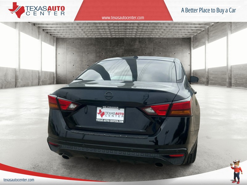 Nissan Altima Vehicle Full-screen Gallery Image 4