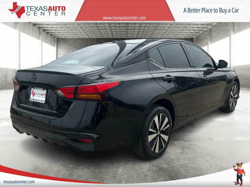 Nissan Altima Vehicle Full-screen Gallery Image 5