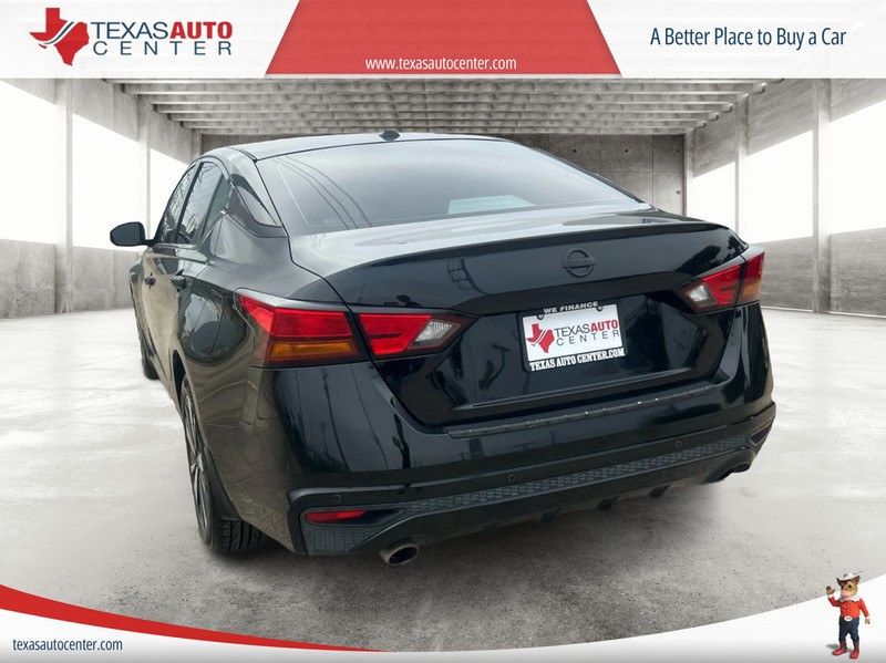 Nissan Altima Vehicle Full-screen Gallery Image 6
