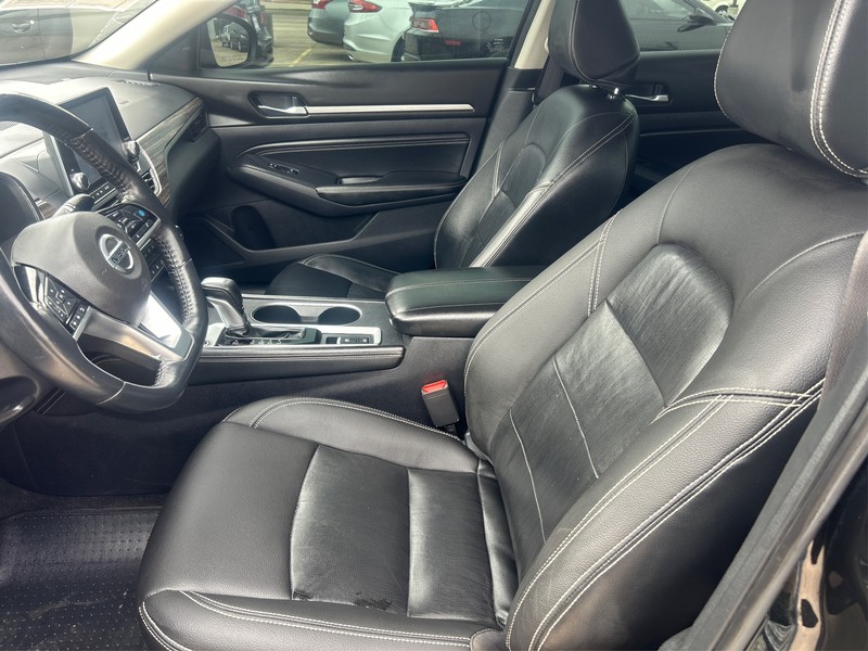 Nissan Altima Vehicle Full-screen Gallery Image 7