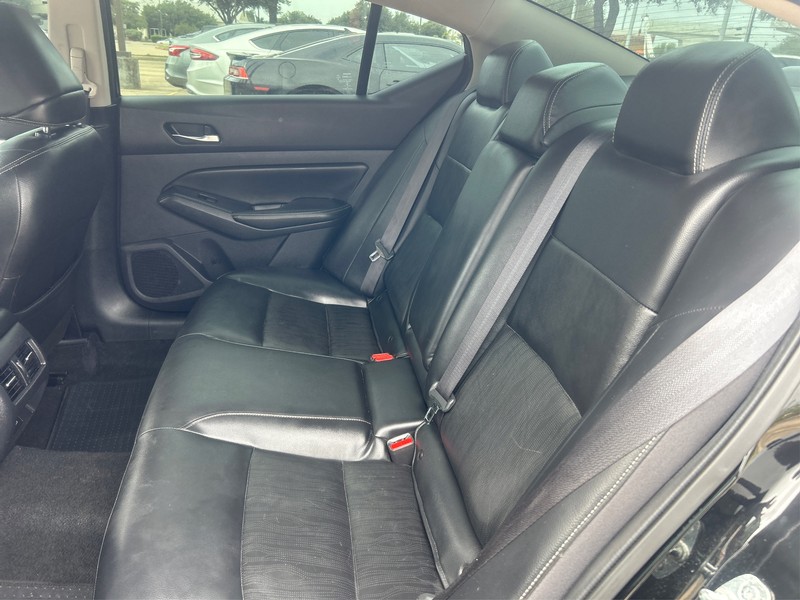 Nissan Altima Vehicle Full-screen Gallery Image 8