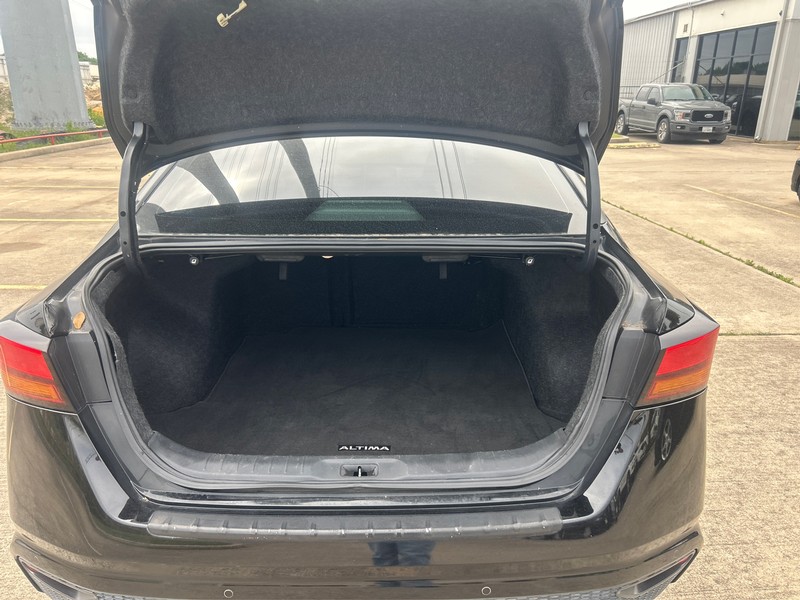 Nissan Altima Vehicle Full-screen Gallery Image 9