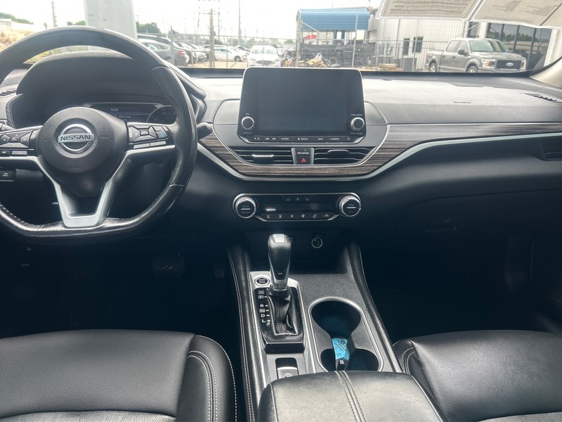 Nissan Altima Vehicle Full-screen Gallery Image 10