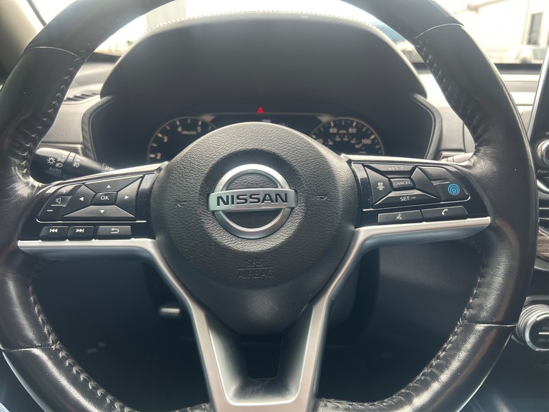 Nissan Altima Vehicle Full-screen Gallery Image 12