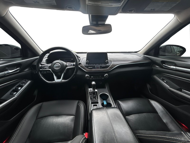 Nissan Altima Vehicle Full-screen Gallery Image 13