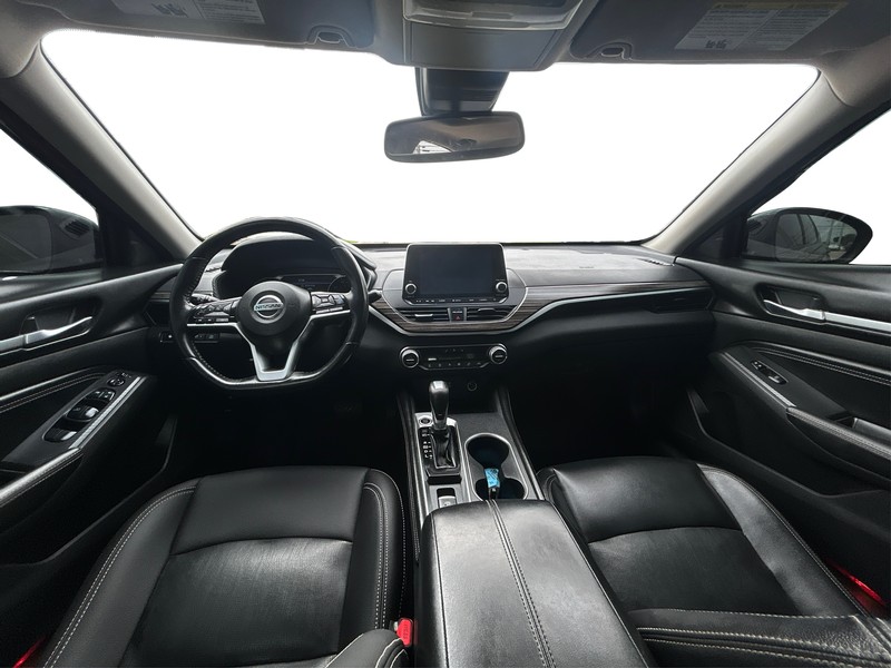 Nissan Altima Vehicle Full-screen Gallery Image 14