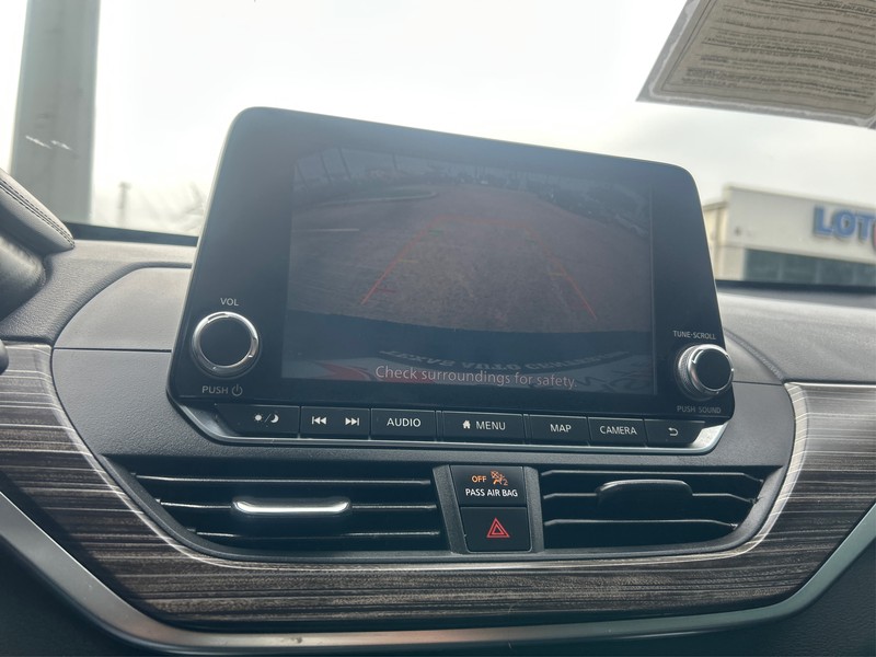 Nissan Altima Vehicle Full-screen Gallery Image 15