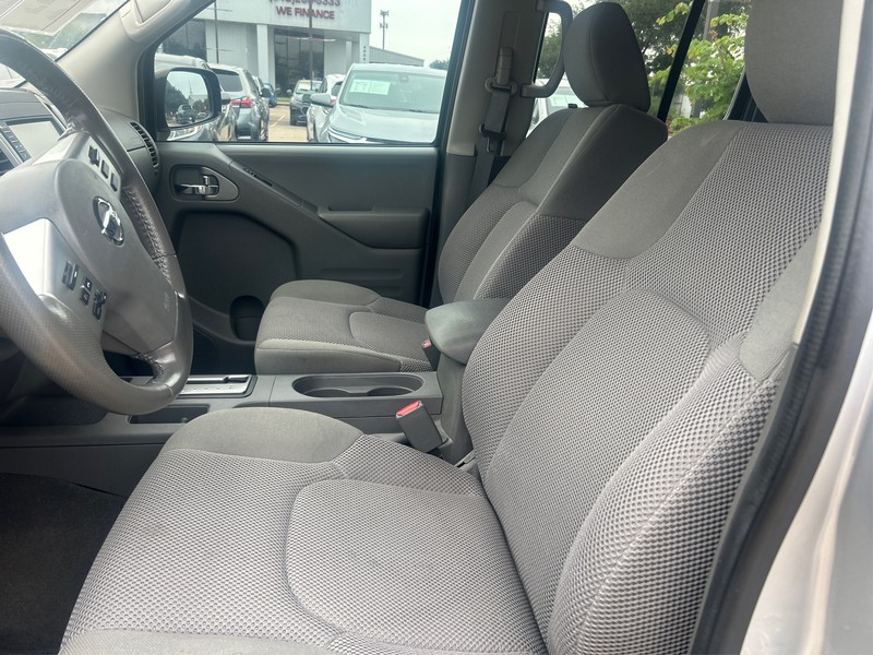 Nissan Frontier Vehicle Full-screen Gallery Image 9